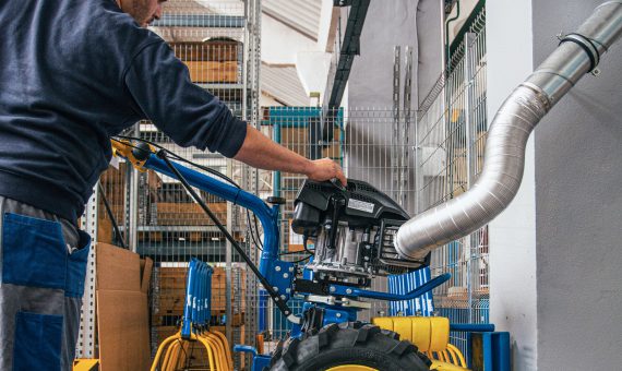 Az AGZAT mini traktor tesztelése a gyártásból való kibocsátás előtt