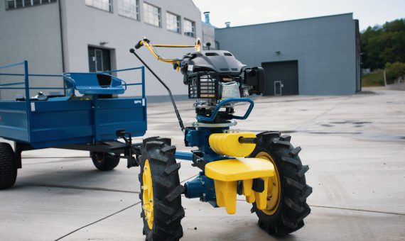 Agzat pred výrobnou halou Hriňovských strojární