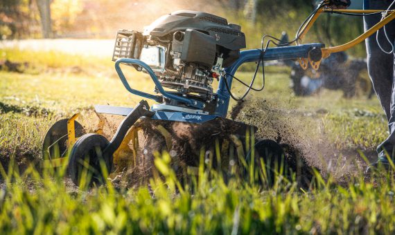 Rotačný kyprič pri kyprení pôdy