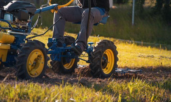 Malotraktor Agzat s Nosičom náradia a Bránami ťahanými