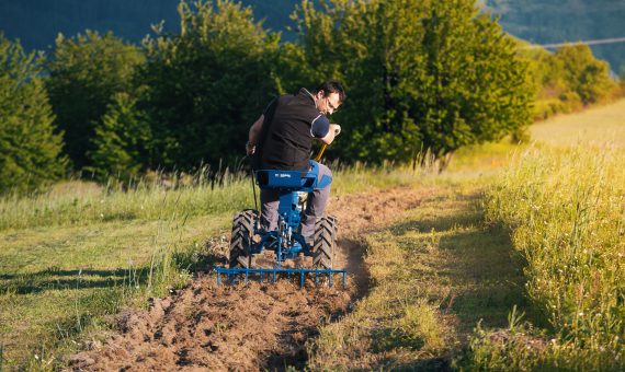 Malotraktor Agzat s Nosičom náradia a Bránami ťahanými