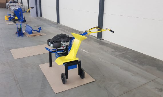 Drvič záhradného odpadu s pripojenou hnacou jednotkou