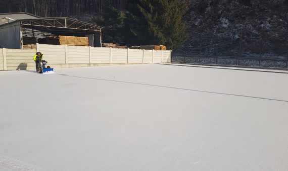 odhŕňanie snehu v areáli Hriňovských strojární