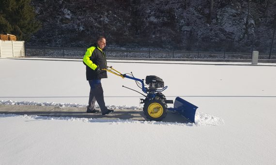 odhŕňanie snehu v areáli Hriňovských strojární