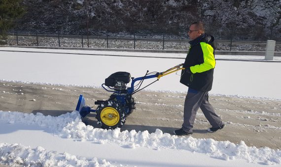 odhŕňanie snehu v areáli Hriňovských strojární