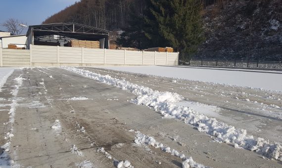 odhŕňanie snehu v areáli Hriňovských strojární